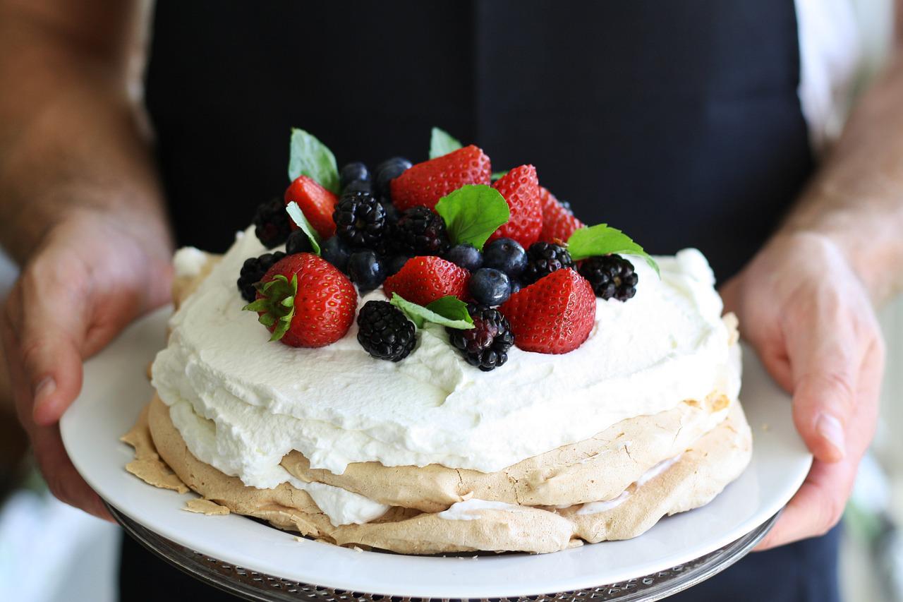 6 skutecznych sposobów na to, aby Twój tort bezowy był puszysty
